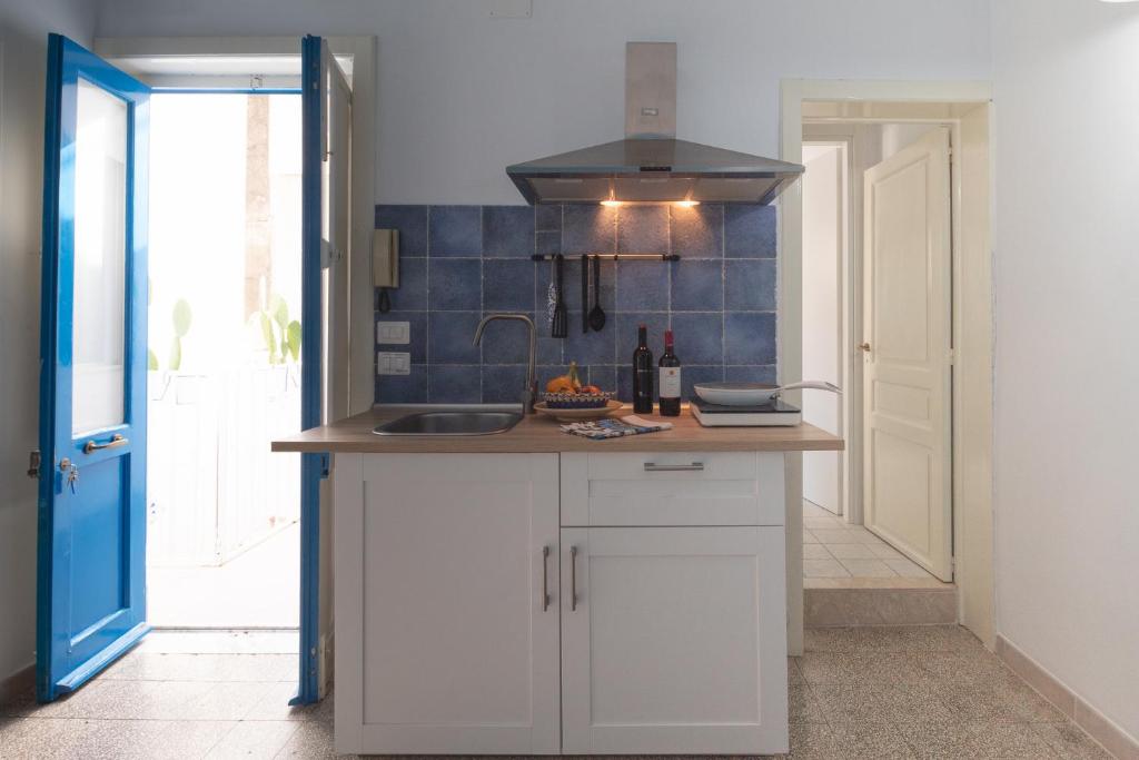 Kuchnia lub aneks kuchenny w obiekcie SyracuseApartments IL PASUBIO di SIRACUSA Stupendo appartamento vicino ad ORTIGIA a 200m dal MARE