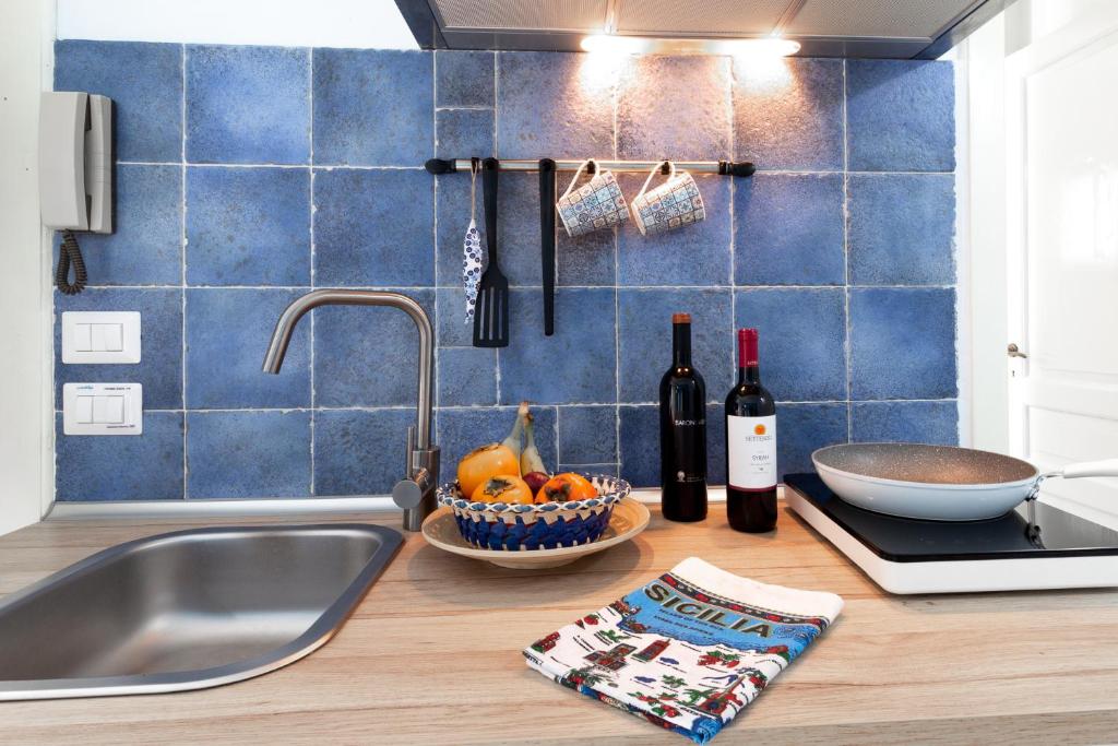 Kuchnia lub aneks kuchenny w obiekcie SyracuseApartments IL PASUBIO di SIRACUSA Stupendo appartamento vicino ad ORTIGIA a 200m dal MARE