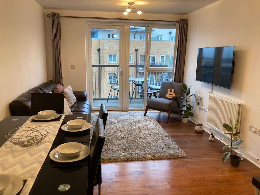 a living room with a couch and a table with chairs at Superb Apartment CR0 in Croydon