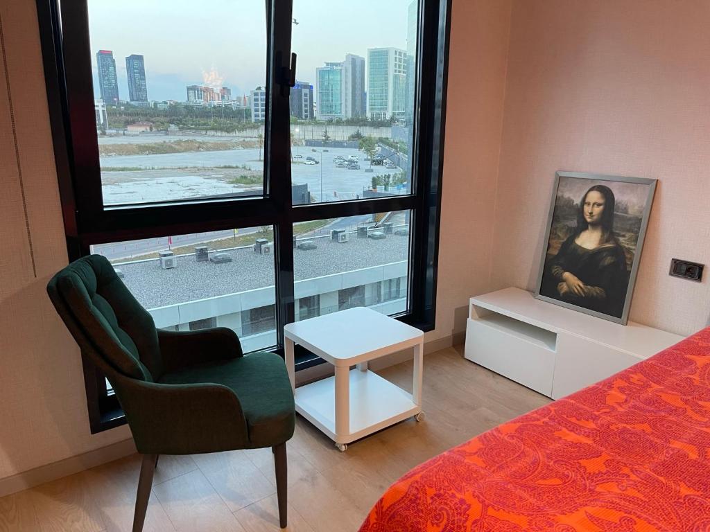 um quarto com uma cama, uma cadeira e uma janela em Antasya Residance-Fraser Place em Istambul