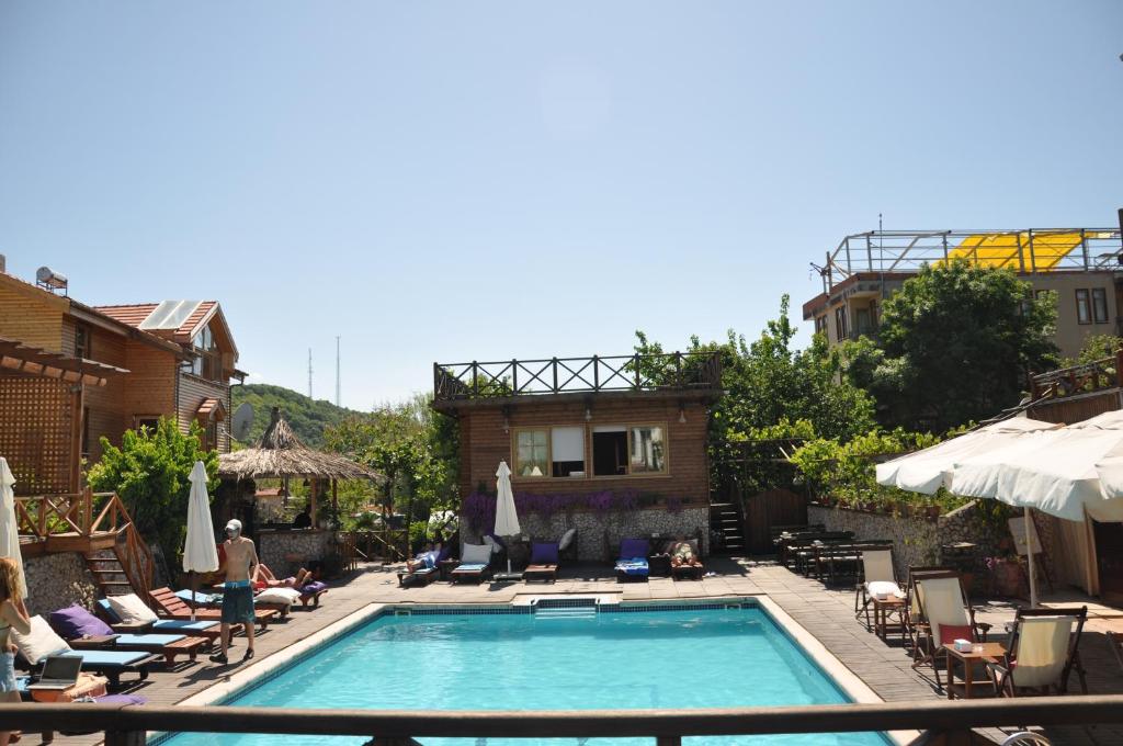 ein Pool in einem Hotel, um den herum Menschen sitzen in der Unterkunft Kurfal Hotel in Agva