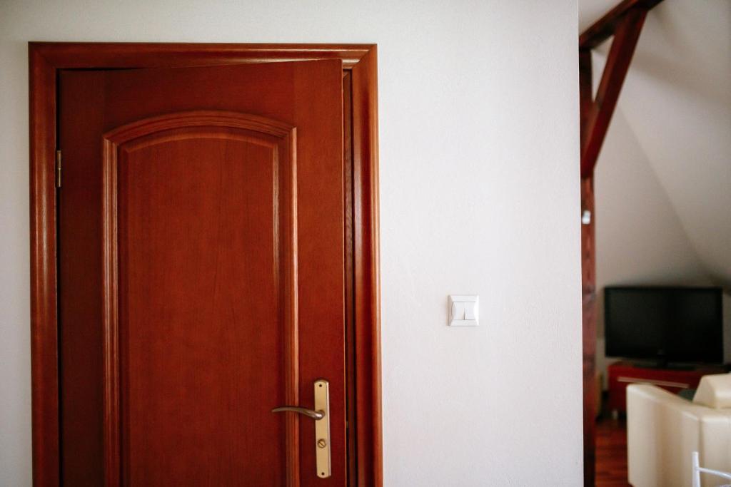 Televízia a/alebo spoločenská miestnosť v ubytovaní Corner Pokoje