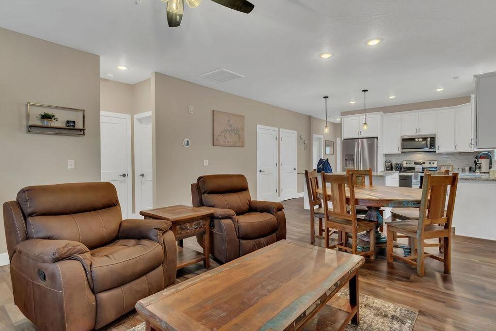 The Dam Lodge DONOTRENT, Hollister, USA