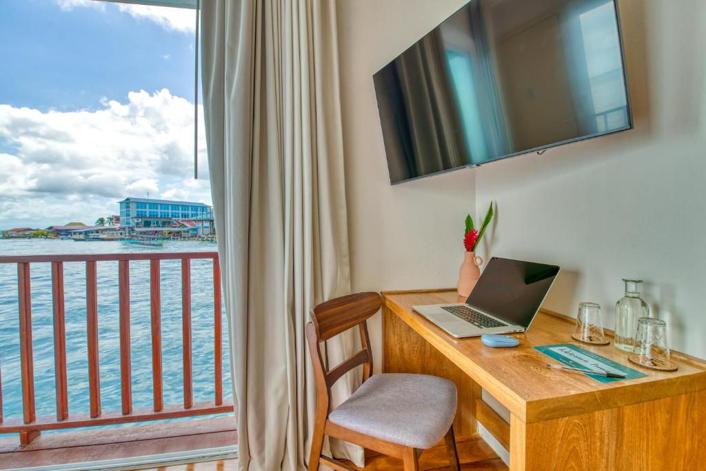 Tropical Suites Hotel - Zwembad.