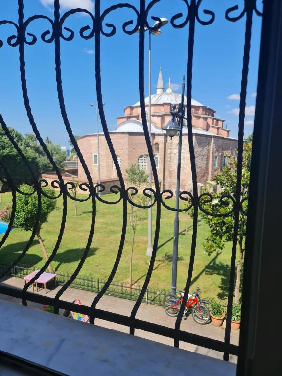 een raam met uitzicht op een gebouw bij BYCOACH TRAVEL APARTMENT in Istanbul