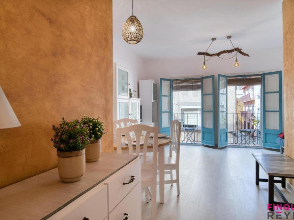 uma cozinha e sala de jantar com mesa e cadeiras em Joan Goula em Sant Feliu de Guíxols