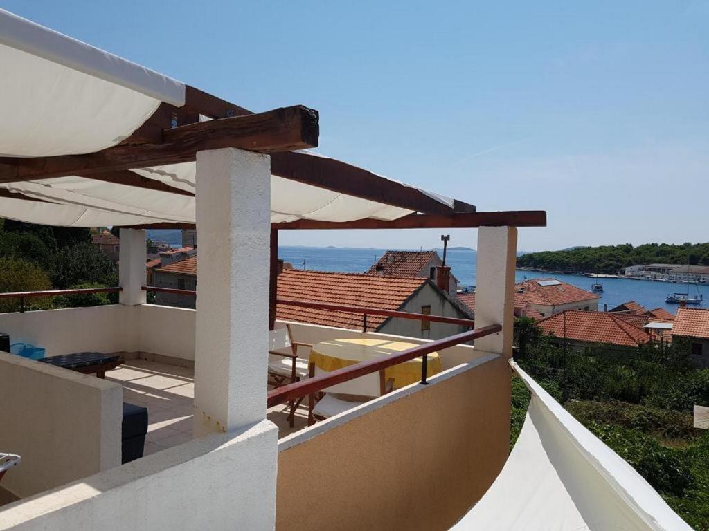 - un balcon offrant une vue sur l'eau dans l'établissement Apartment Luca, à Prvić Luka