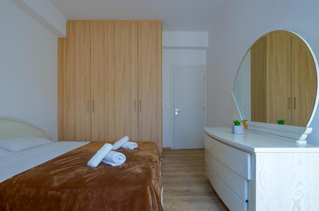 A bed or beds in a room at Nice 1BD apartment close to metro station Ampelokipoi
