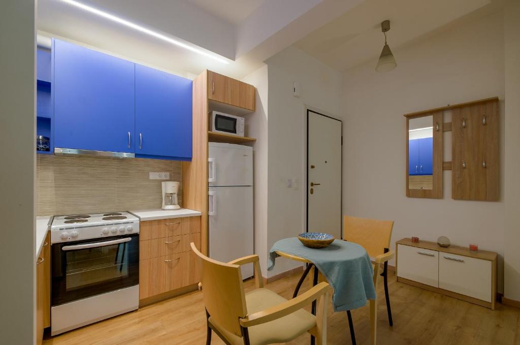A kitchen or kitchenette at Nice 1BD apartment close to metro station Ampelokipoi