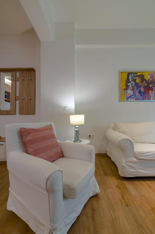 A seating area at Nice 1BD apartment close to metro station Ampelokipoi