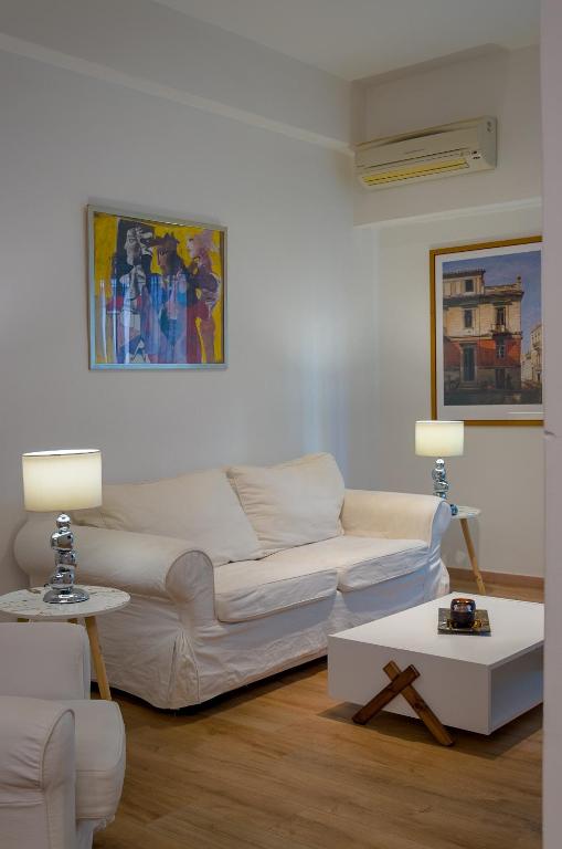 A seating area at Nice 1BD apartment close to metro station Ampelokipoi