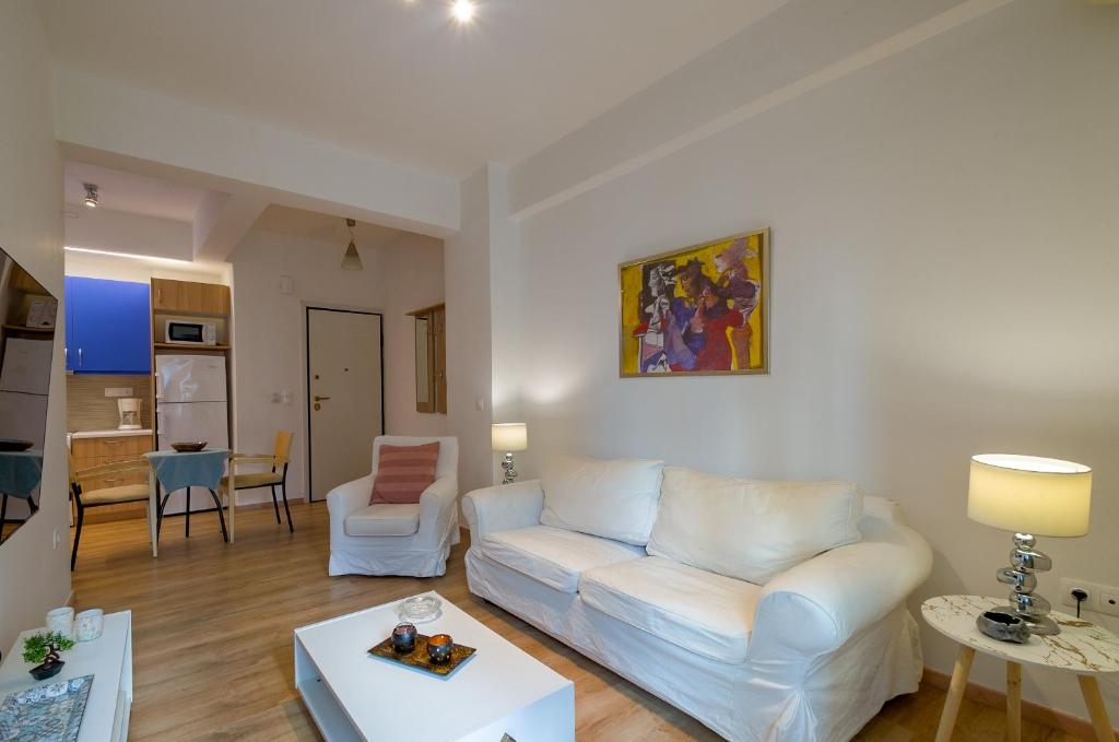 A seating area at Nice 1BD apartment close to metro station Ampelokipoi