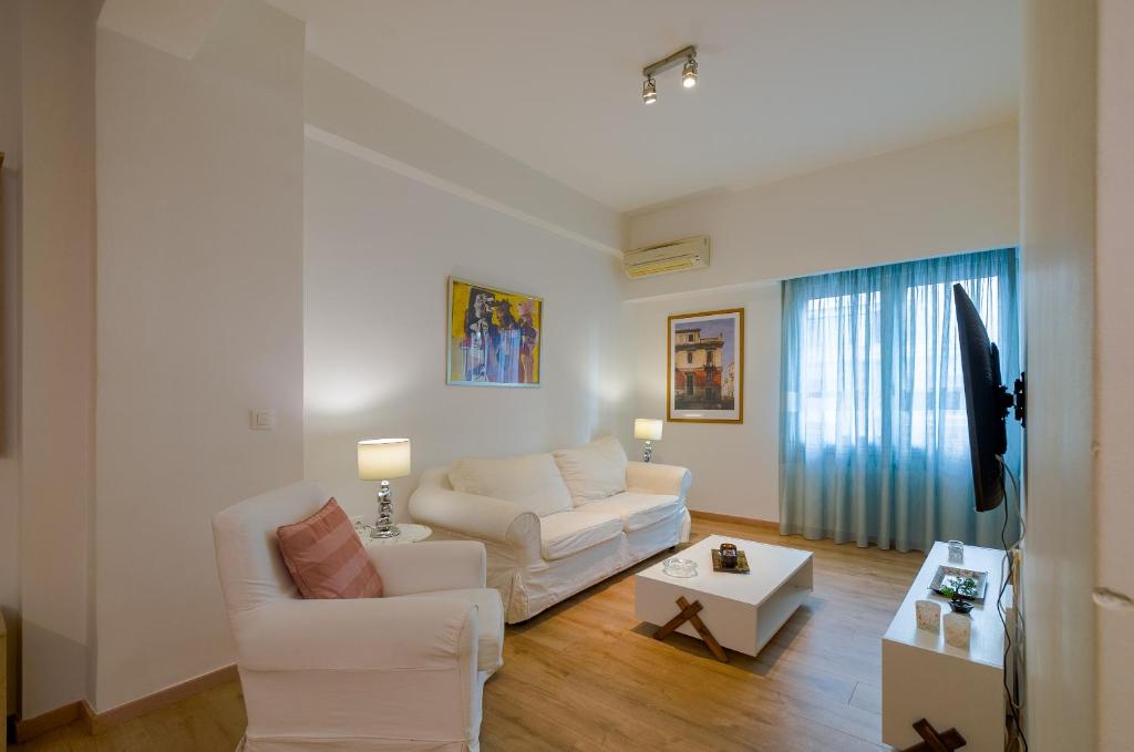 A television and/or entertainment centre at Nice 1BD apartment close to metro station Ampelokipoi