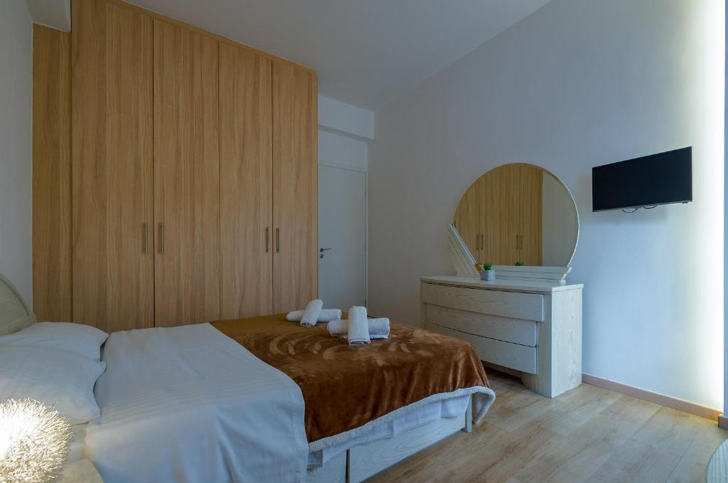 A bed or beds in a room at Nice 1BD apartment close to metro station Ampelokipoi