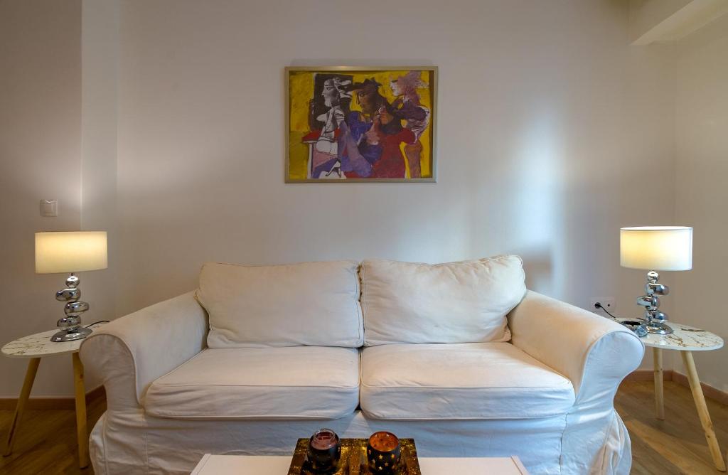 A seating area at Nice 1BD apartment close to metro station Ampelokipoi