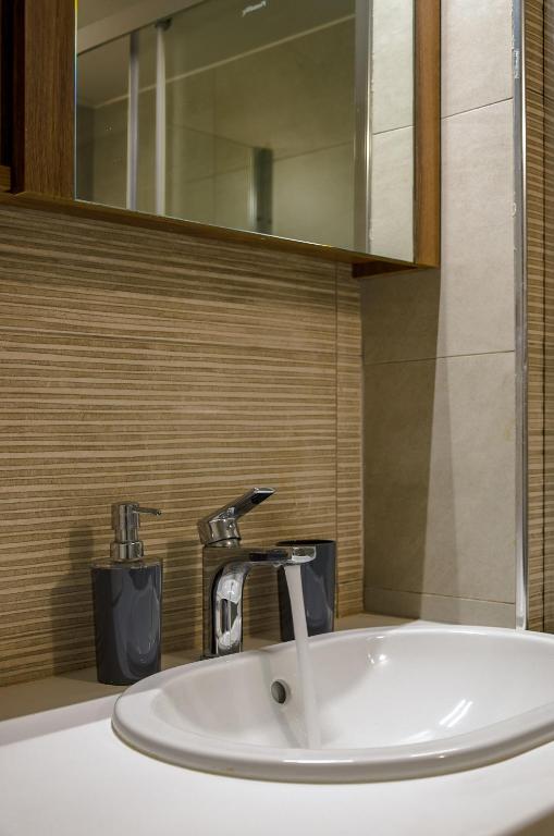 A bathroom at Nice 1BD apartment close to metro station Ampelokipoi
