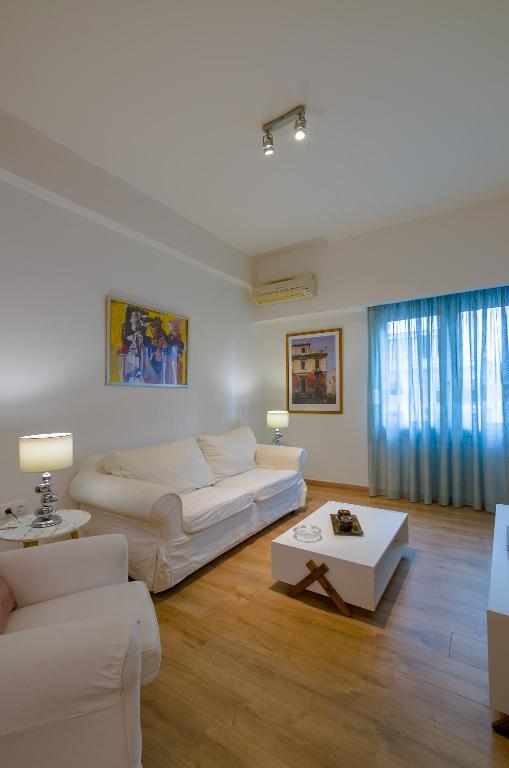 A seating area at Nice 1BD apartment close to metro station Ampelokipoi