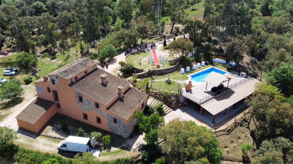 una vista aérea de una casa con piscina en Can Pobric, en Maçanet de la Selva