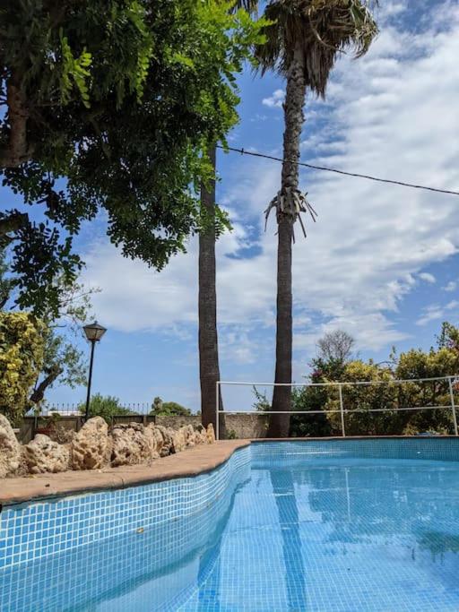 Bazén v ubytovaní Casa rural frente al mar La Toscana alebo v jeho blízkosti