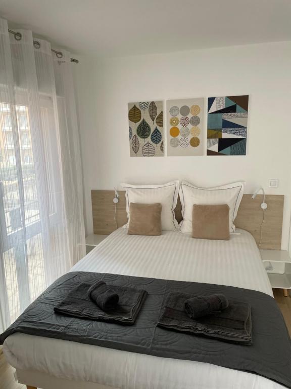 um quarto com uma cama com duas toalhas em Aix Homes "Les Allées Provençales" em Aix-en-Provence