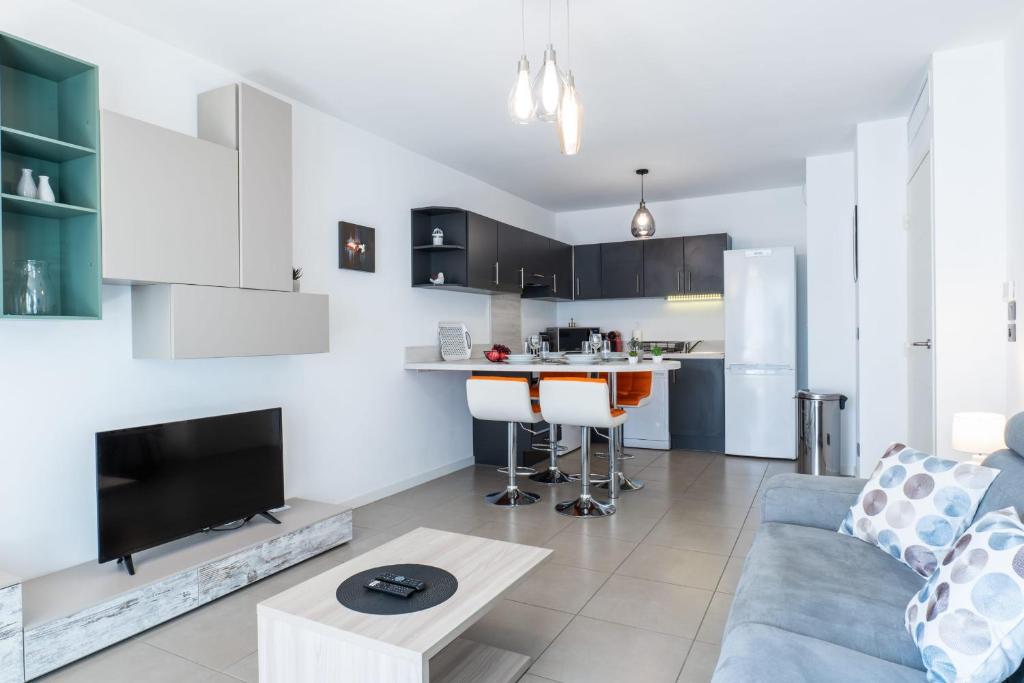 salon z kanapą i kuchnią w obiekcie 1-Br apartment in Palm Beach swimming pool parking w Cannes