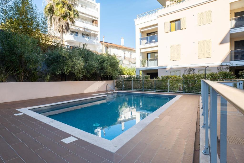 Basen w obiekcie 1-Br apartment in Palm Beach swimming pool parking lub w pobliżu