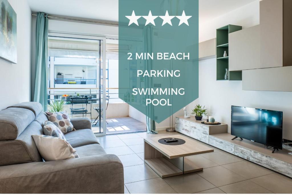 salon z kanapą i telewizorem w obiekcie 1-Br apartment in Palm Beach swimming pool parking w Cannes