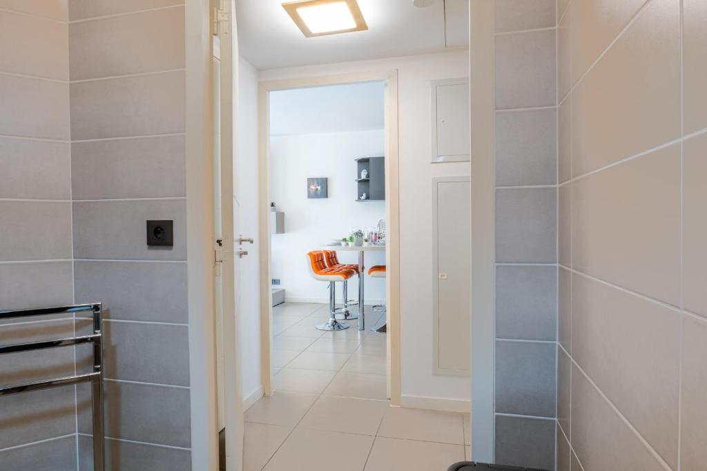 Łazienka w obiekcie 1-Br apartment in Palm Beach swimming pool parking
