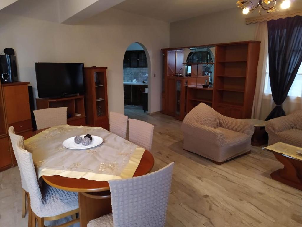 TV a/nebo společenská místnost v ubytování Kisiris House