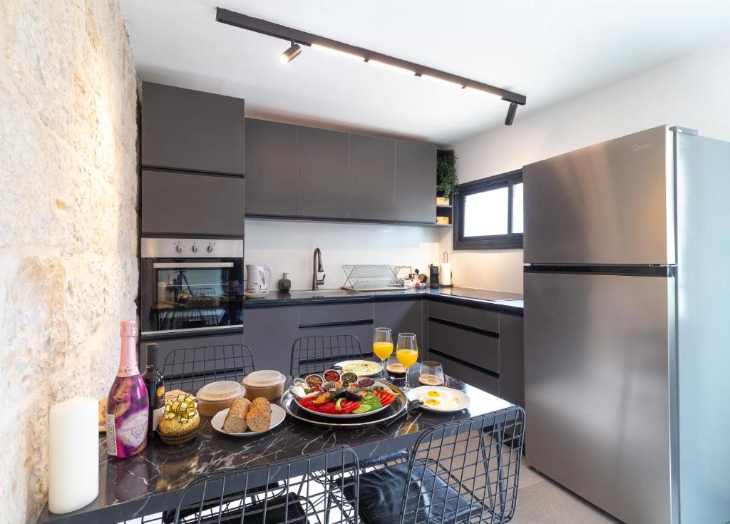 Kuchyň nebo kuchyňský kout v ubytování Mamilla View- Suites & Apt Hotel