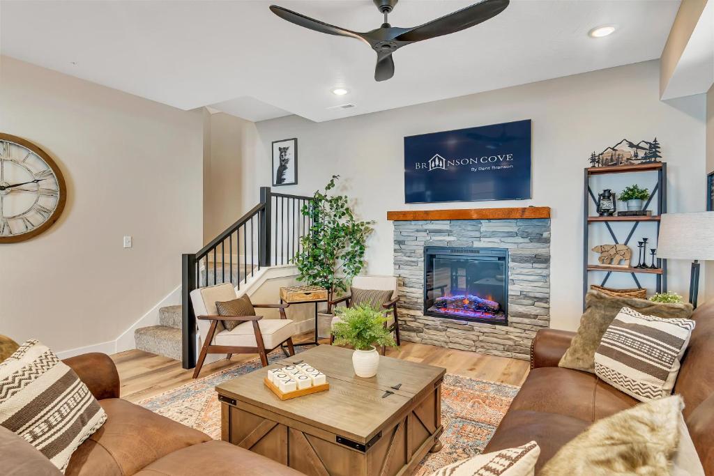 ein Wohnzimmer mit Couch und Kamin in der Unterkunft Beary Cozy Cabin in Hollister