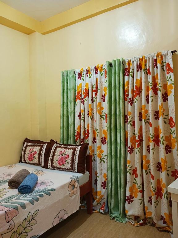 Uma cama ou camas num quarto em Aquing's Place