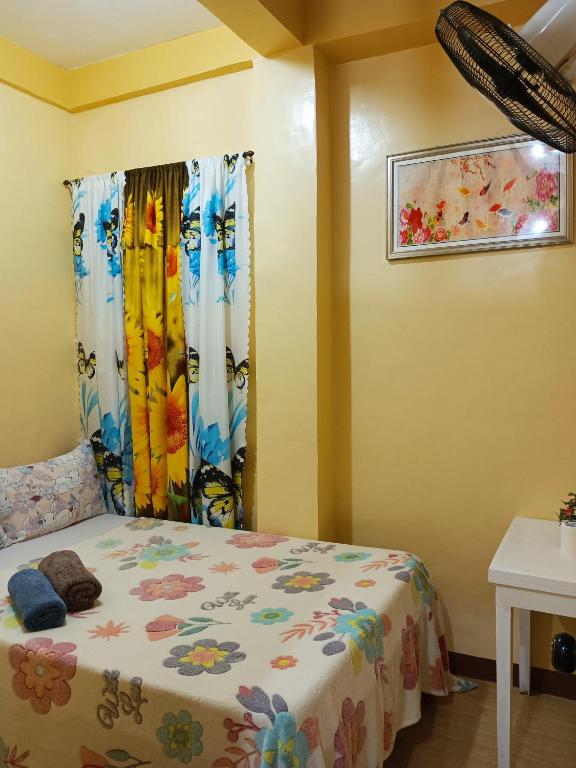Uma cama ou camas num quarto em Aquing's Place