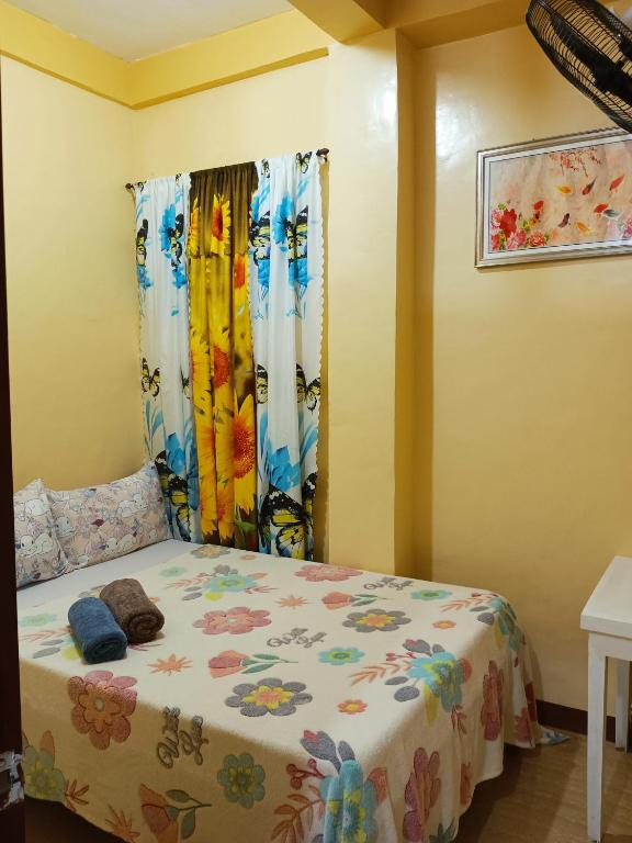 Uma cama ou camas num quarto em Aquing's Place