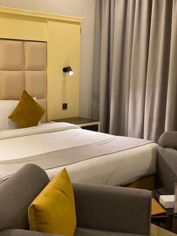 ein Hotelzimmer mit 2 Betten und einem Sofa in der Unterkunft Samaa Eva Resort in Abha