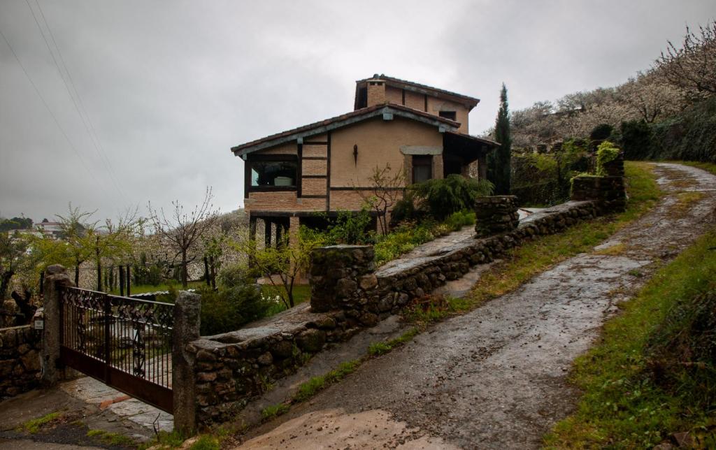 een huis aan de kant van een onverharde weg bij CASA RURAL EL RONDILLO in Navaconcejo