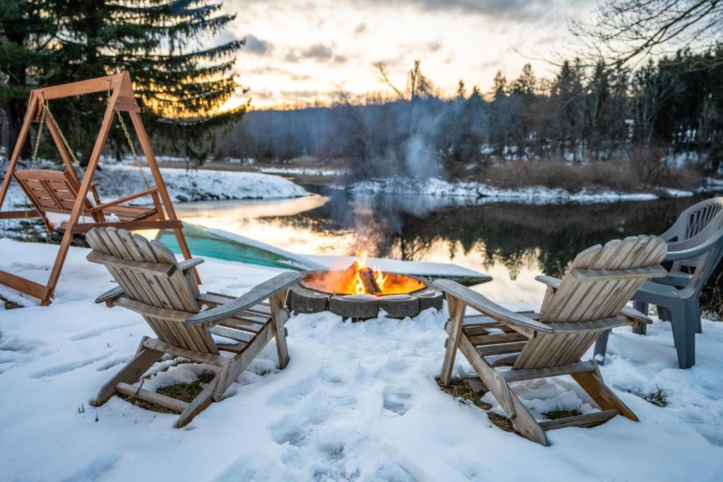 Poconos 2bd - Peaceful Lakeside Retreat! om vinteren