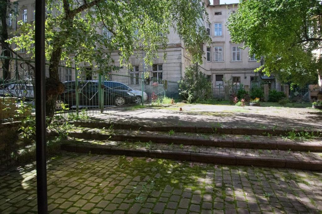 Двокімнатна квартира у центрі міста Львів з двориком фото 6