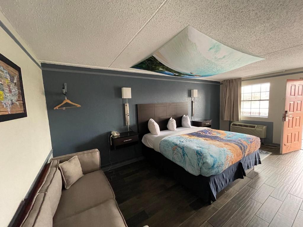 Habitación de hotel con cama y sofá en KINGS INN- Medical Downtown Midtown Memphis en Memphis