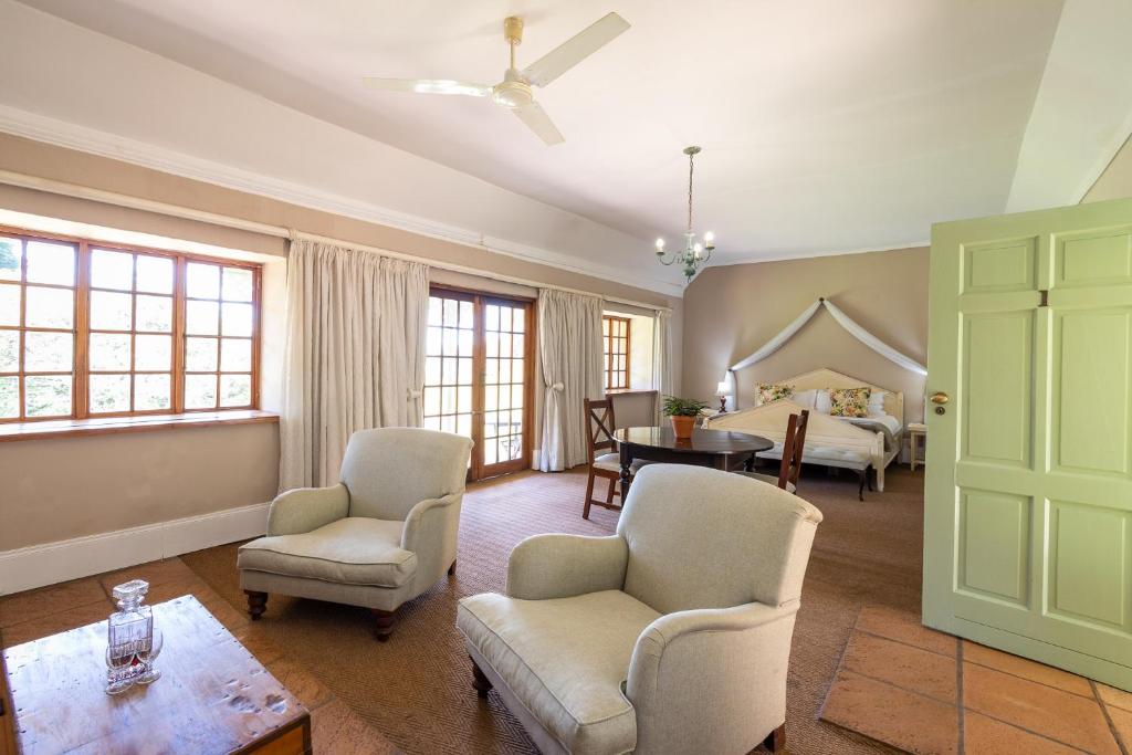 Halliwell Country Inn - 