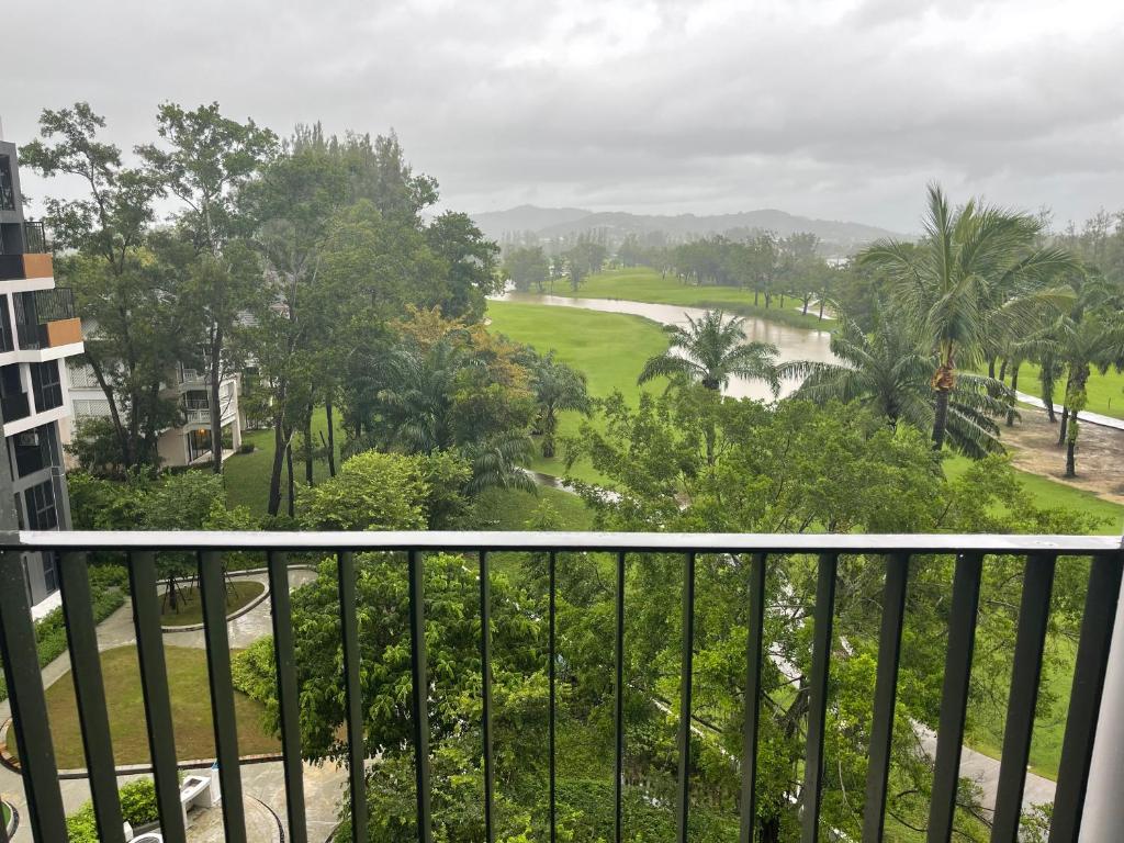 邦濤海灘的住宿－Laguna SkyPark 1609 вид на гольф поле 2 спальни 2 санузла 6 этаж три 25 метровых бассейна на крыше 500 М бит интернет，从度假村的阳台上可欣赏到风景。
