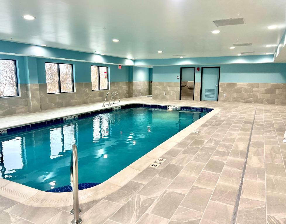 Bazén v ubytování Holiday Inn Express Syracuse-Fairgrounds by IHG nebo v jeho okolí