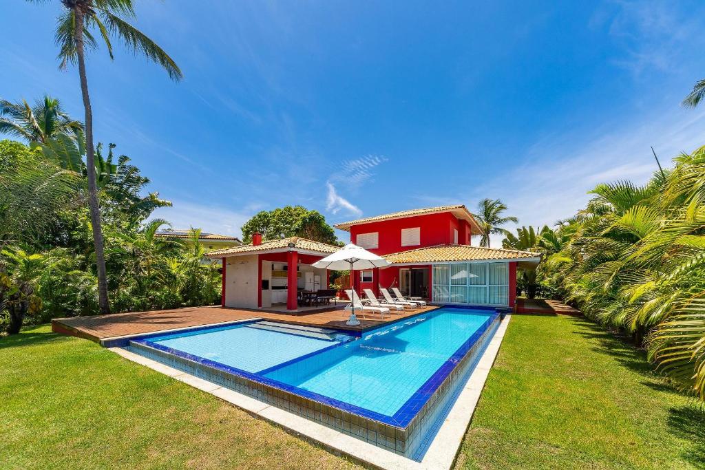 una piscina di fronte a una casa di Quintas de Sauípe - Casa D13 a Costa do Sauipe