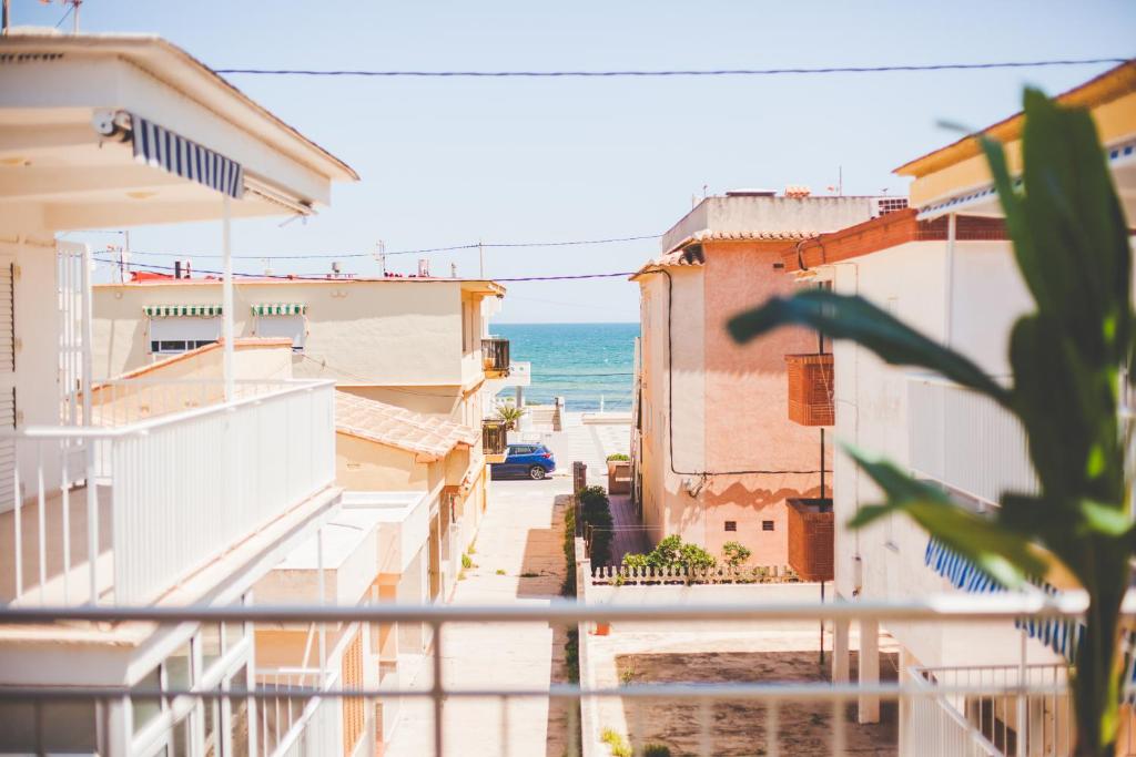 een balkon met uitzicht op een straat en de oceaan bij Apartamento con VISTAS AL MAR in Oliva