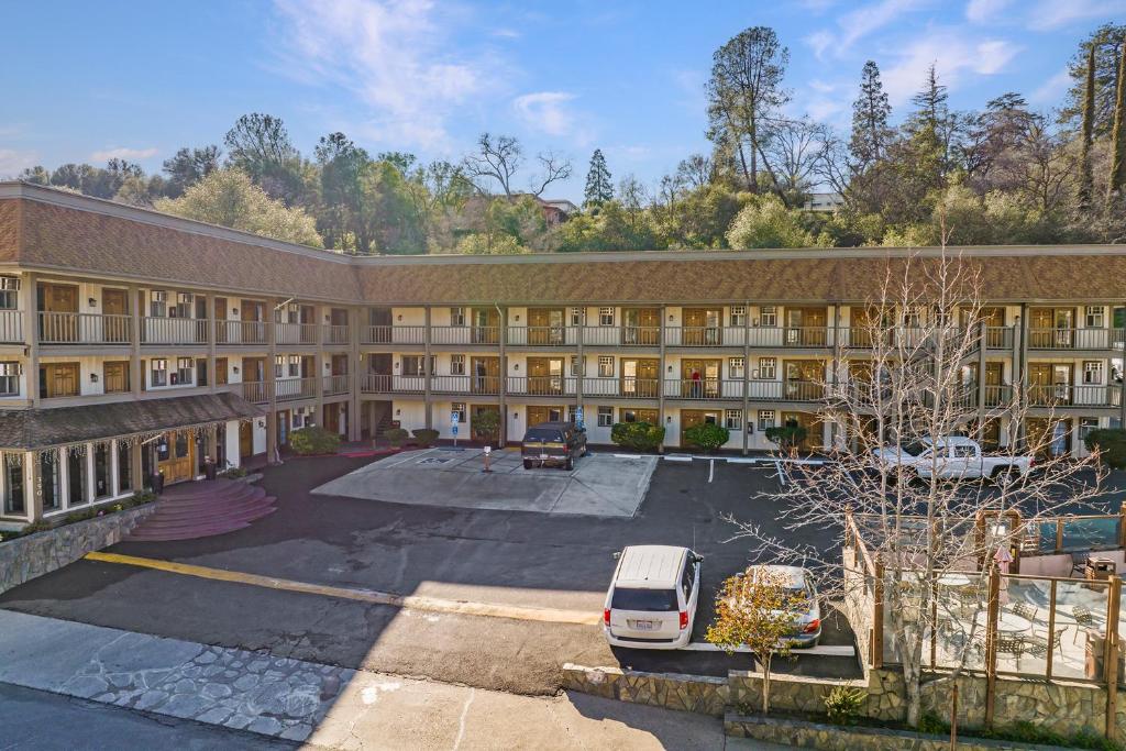 um parque de estacionamento vazio em frente a um edifício em Heritage Inn - Yosemite/Sonora em Sonora