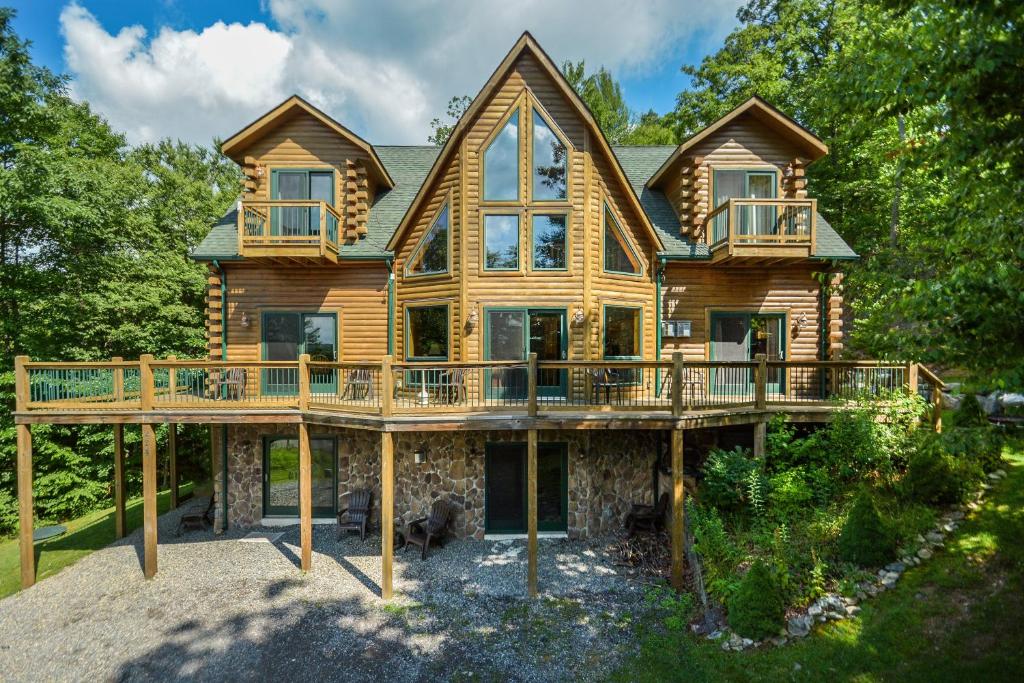 Casa de madera con terraza y porche en Cozy Bear Chalet, en McHenry
