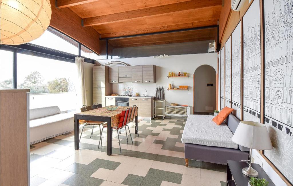 Kuchyň nebo kuchyňský kout v ubytování Gorgeous Apartment In Cori With Kitchen