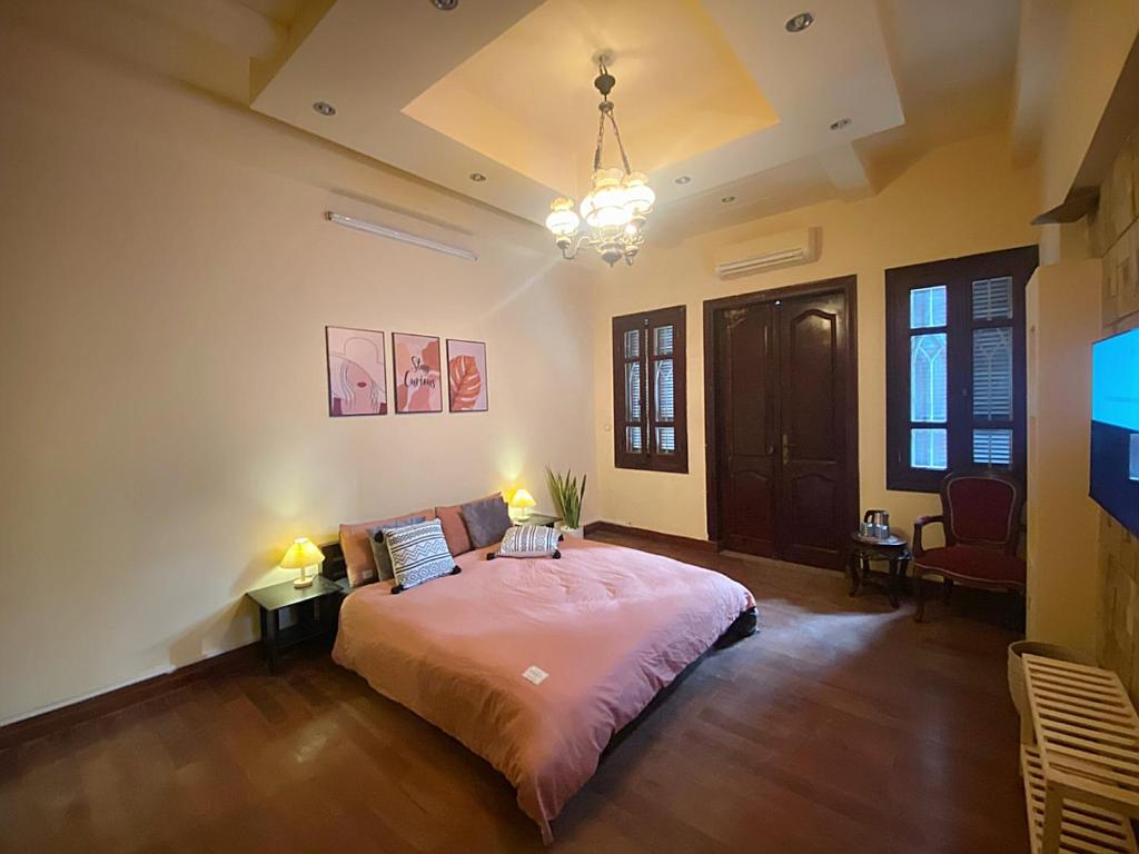 a bedroom with a large bed and two lamps at Michi House Giang Văn Minh đối diện Bảo tàng HCM in Hanoi