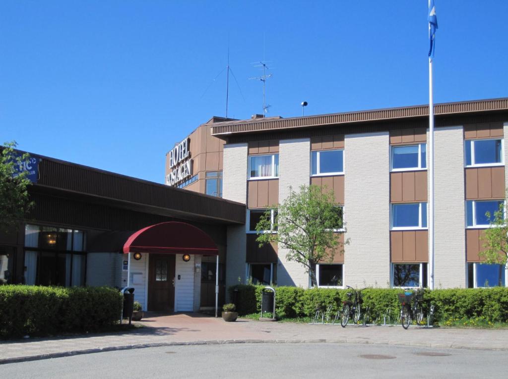 un immeuble de bureaux avec des vélos garés à l'extérieur dans l'établissement Optima Hotel Roslagen by Reikartz, à Norrtälje