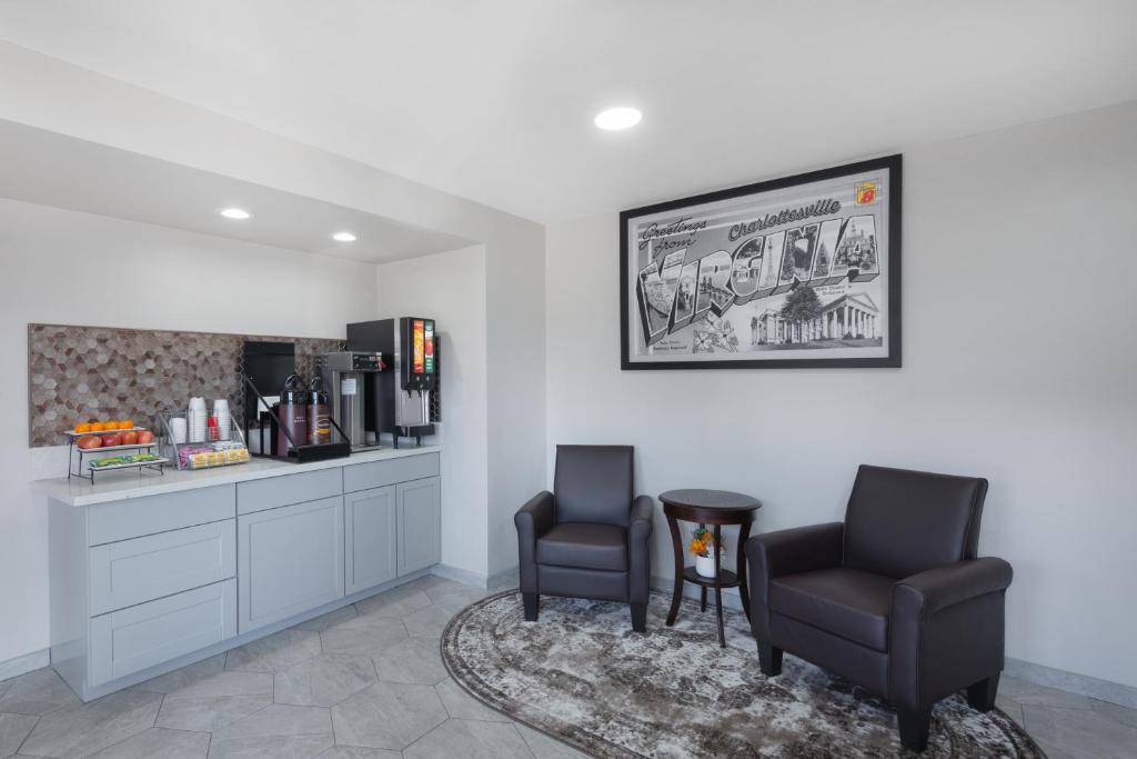 Super 8 by Wyndham Charlottesville photo